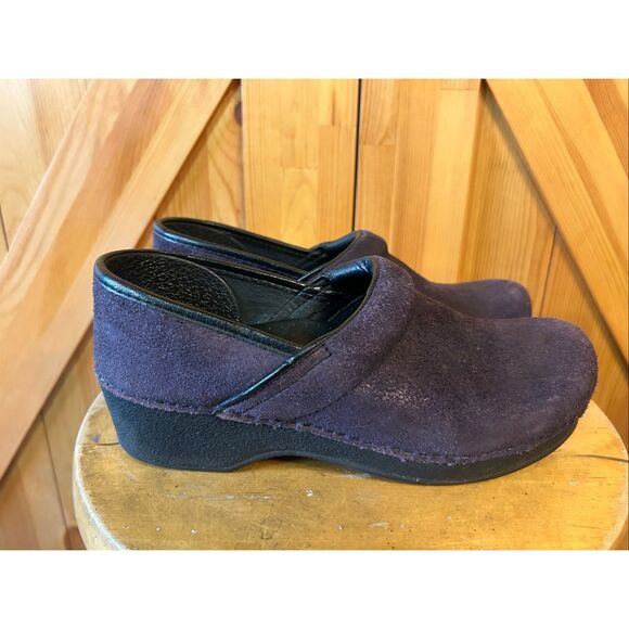 DANSKO EGGPLANT SUEDE SLIP ON CLOGS MULES  SIZE 8.5-9 EU 39 - Picture 1 of 9